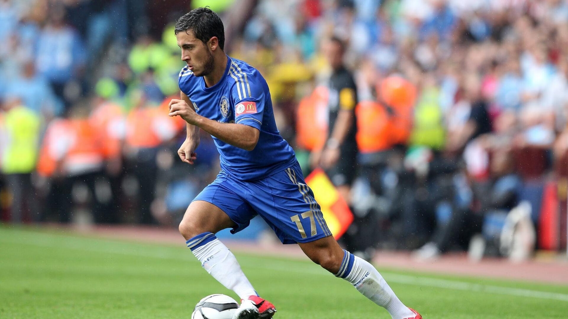 里昂边路推进撕破防线形成空档,里昂队套