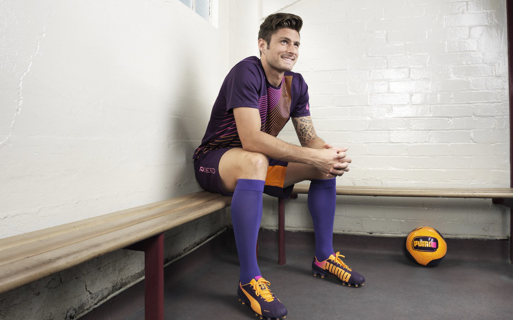 【亚伦·诺拉的全能表现】投打皆精彩助球队获胜，诺拉 艾伦