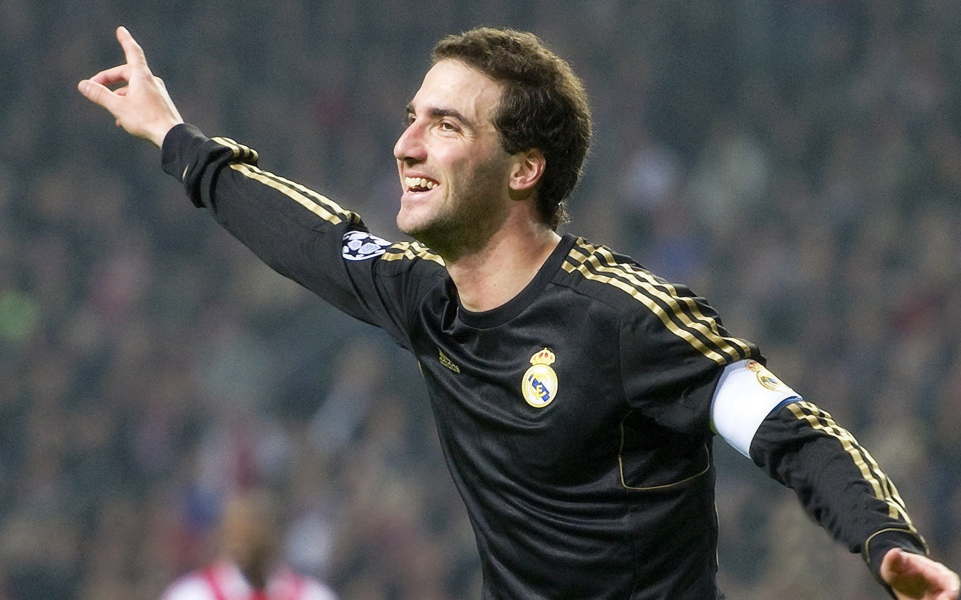 西甲经典对决，比分1-0，决胜球由高效前锋破门，关键数据：射门转化率53%、角球优势明显